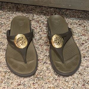 Crocs Brown Flip Flops Womens Size 7 Thong Sandals Lightweight beach summer shoe